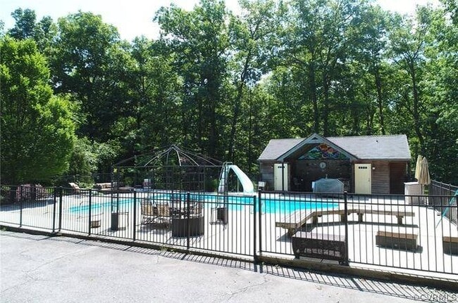 Large Walkout Basement Apartment w/ Pool