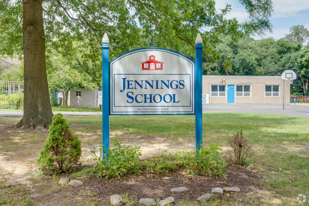 Jennings Elementary School is conveniently located on Palm Drive in Fairfield.