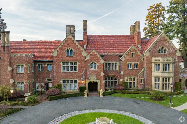 The 500 year old Thornewood Castle hosts events and overnight stays in Lakewood.
