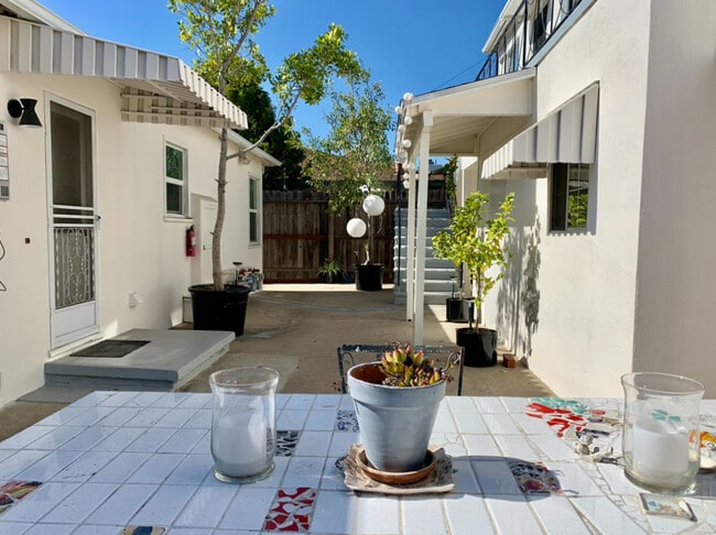 2401 Oak St unit Front, Santa Monica, CA 90405 - photo 3