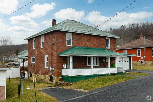 There are many homes on the hills of Elder.