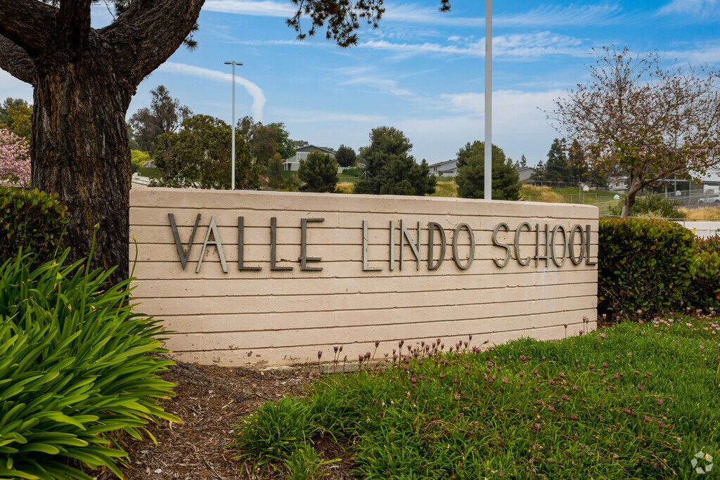 Valle Lindo School is a California Distinguished School and is located in the neighborhood of Robinhood-Bon Vivant
