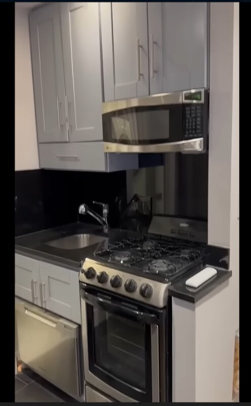 W 53rd St 9th Ave unit 3, New York, NY 10019 - photo 3