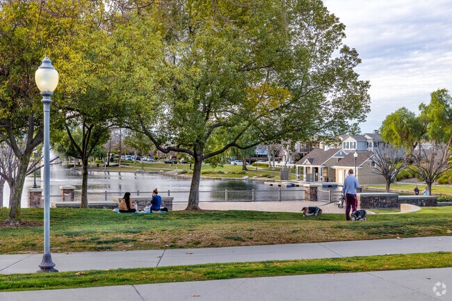 Enjoy a picnic on the lawn next to Harveston Lake.