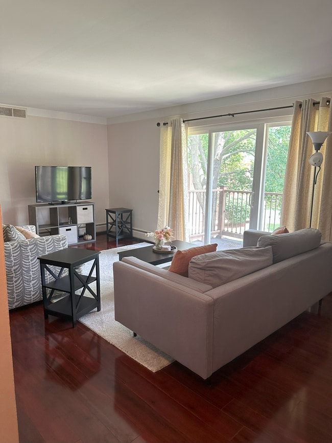 1217 Island Dr Unit 202, Ann Arbor, MI 48105