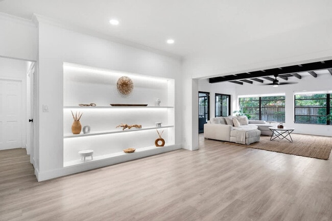 704 NE 2nd St unit ID1372332P, Pompano Beach, FL 33060 - photo 3