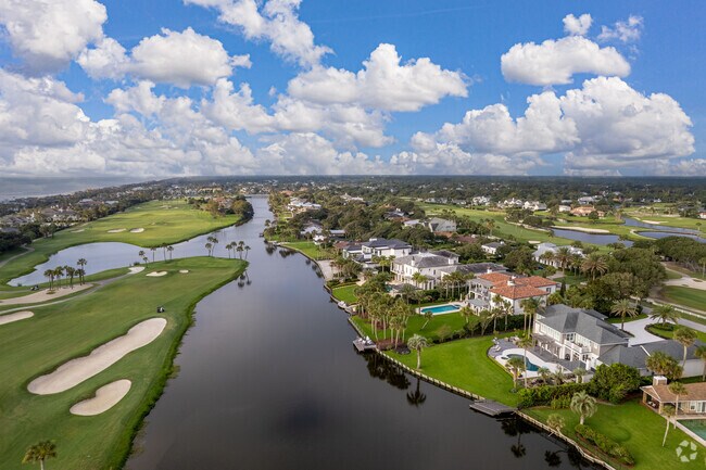 Overview of homes next to the golf course of Ponte Vedra Beach.