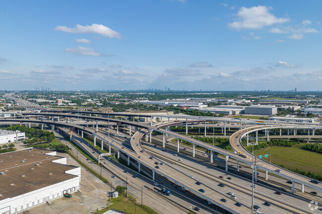 The 290 Freeway and Beltway 8 Highways offer commuters easy access in Jersey Village.