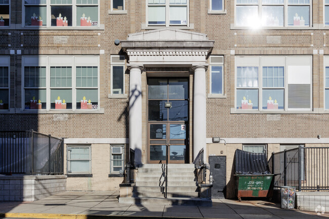 36% of students at Lincoln School in Fairview, NJ are proficient in reading.