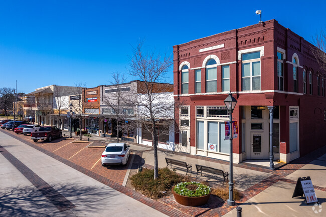 The core shopping area of Ennis is the 8-block historic downtown, featuring several unique boutiques and local restaurants.
