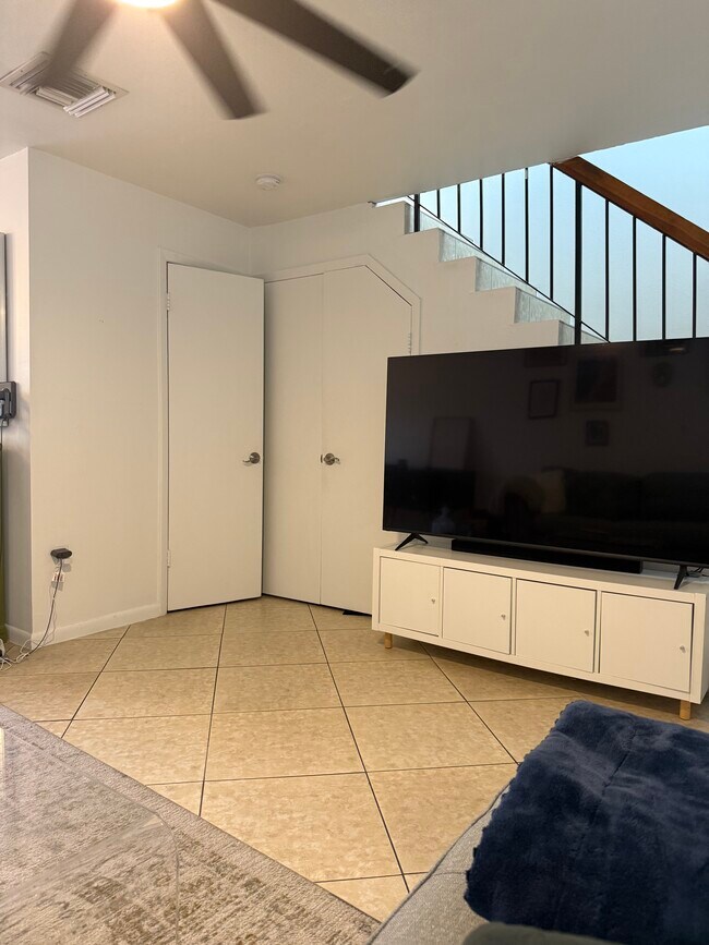 688 Forrest Dr unit 2, Miami Springs, FL 33166 - photo 5