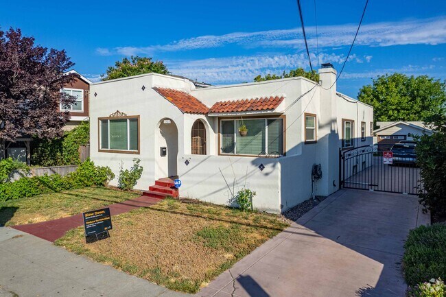 Spanish style homes are abundant in the neighborhood of Tamien.