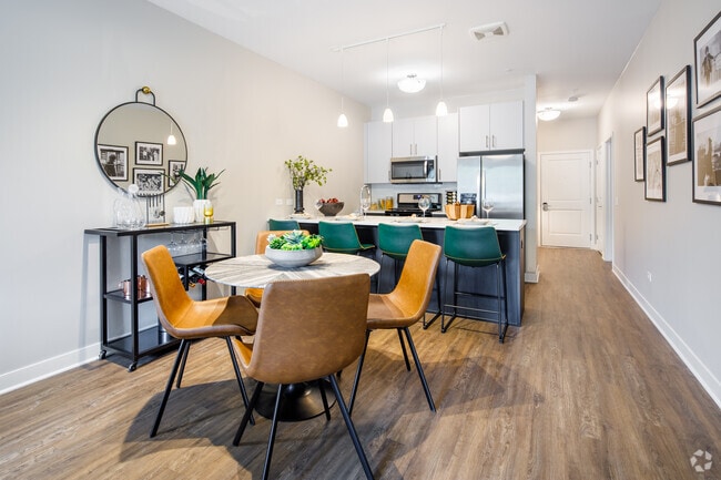 2 BR, 2 BA - “O”, 1049 SF