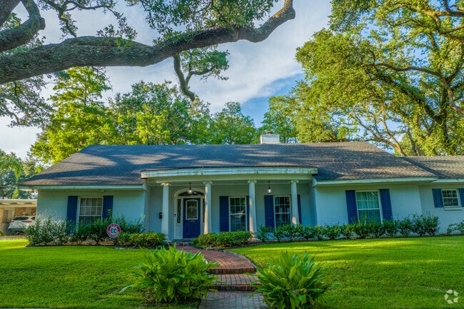 You can find many one-story, ranch-style homes in the Old Aurora neighborhood.