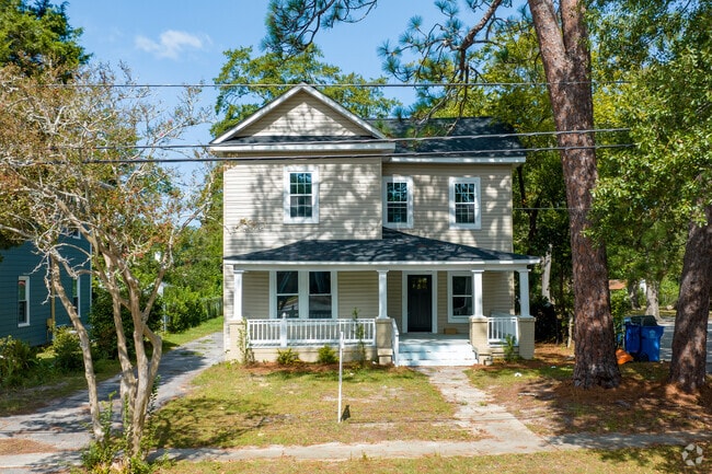 Large front porches with shaded lawns are often found along Colonial Drive.