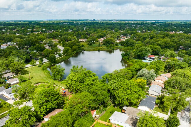 Natural beauty surrounds the scenic Highlands-Schaumburg neighborhood.