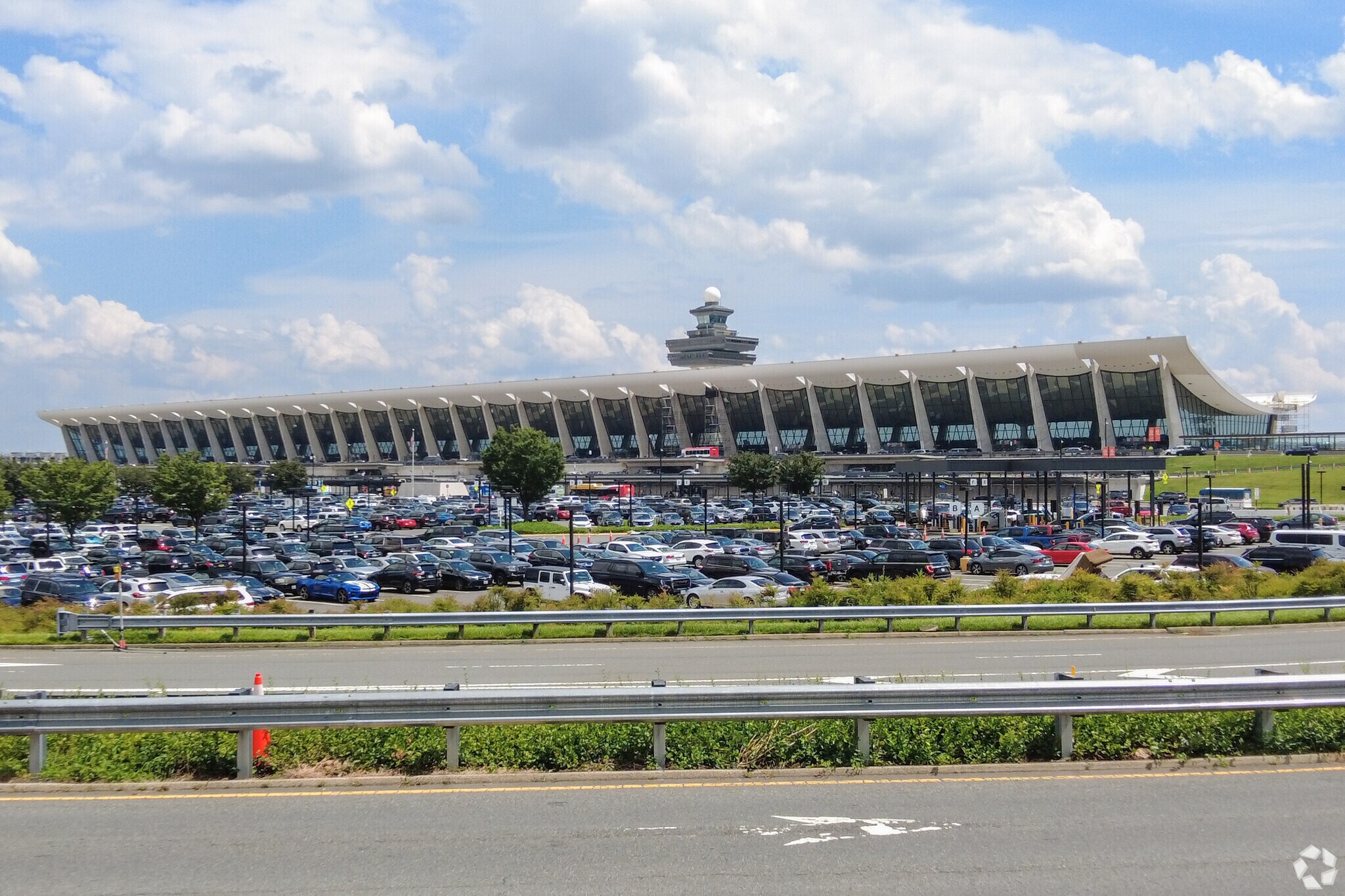 Experience unparalleled convenience at Dulles Airport near Lansdowne On The Potomac.