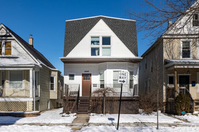 Single family homes are available in Lincoln Square.