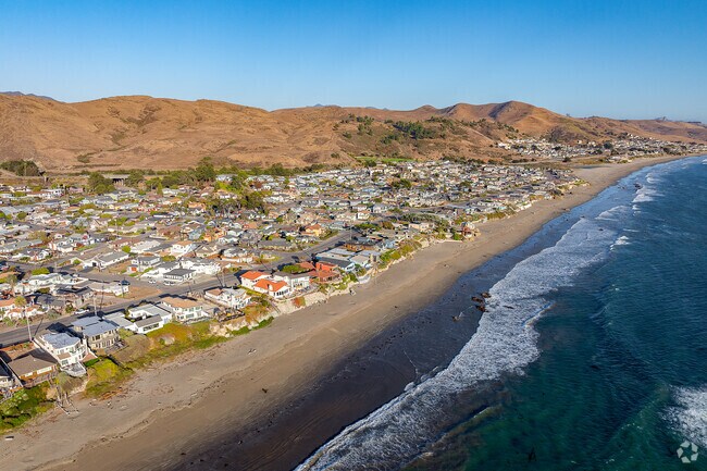 Cayucos is primarily situated between the Pacific Ocean and the surrounding mountains.