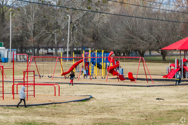 Cohutta Elementary School has playgrounds.