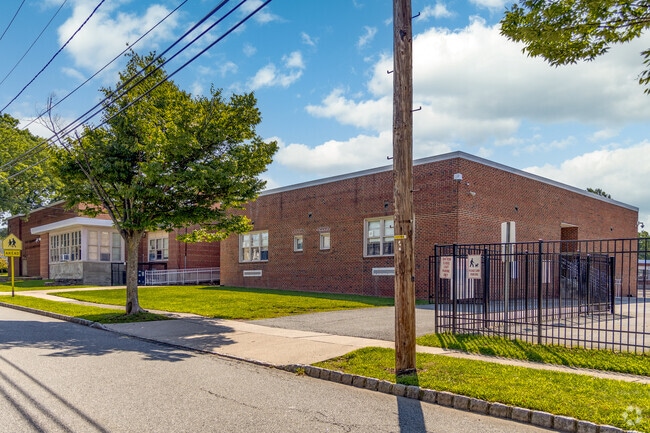 Oak View School inspires a strong sense of community in the neighborhood.