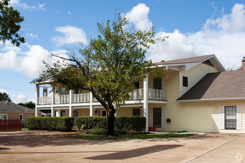 Cedar Hill Prepartory Academy is one of the many schools surrounding Cedar Hill.