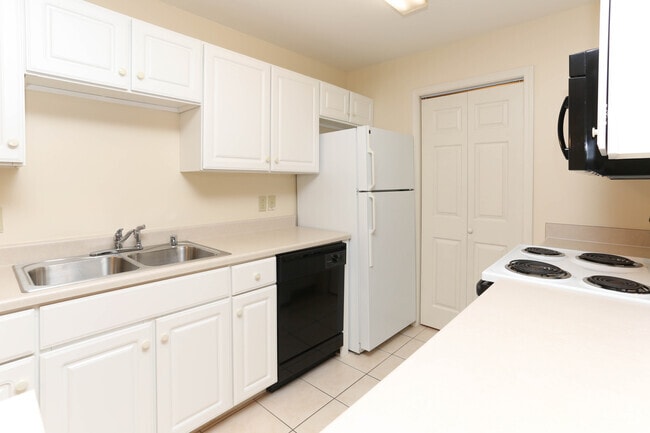 1BR, 1BA - 900 SF - Kitchen