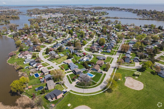 Planted along the Ottawa River, you can see why they named this neighborhood Shoreland.