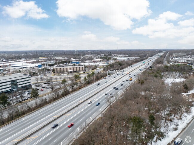 Islandias located right next to the Long Island Expressway which provides a reliable link to NYC