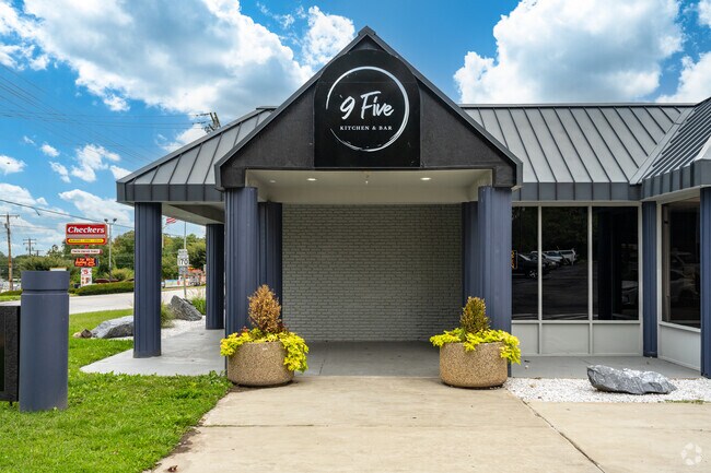 9 Five Kitchen and Bar is a great spot to have a drink in Pumphrey.