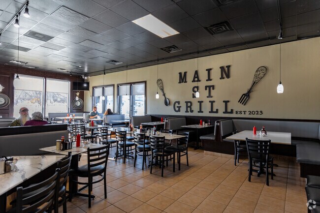 Main Street Grill's new dining room has a lunch and dinner rush in Lenox Township.