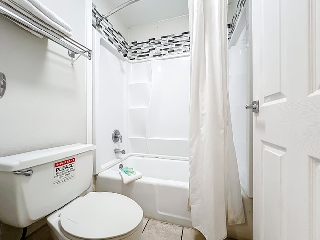 4645 N Socrum Loop Rd unit King Room, Lakeland, FL 33809 - photo 2