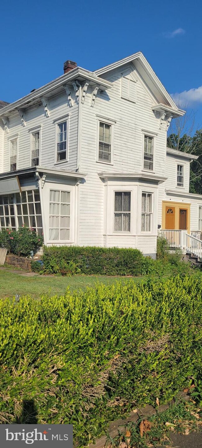 37 W Broad St, Hopewell, NJ 08525