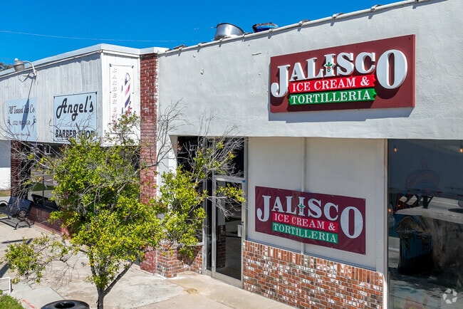 Groveland's downtown area has a number of retail and dining options.