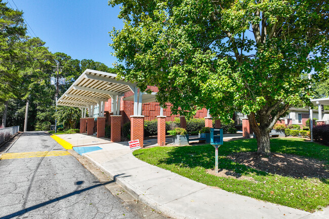 Belmont Hills Elementary has a student-teacher ratio of 6 to 1.