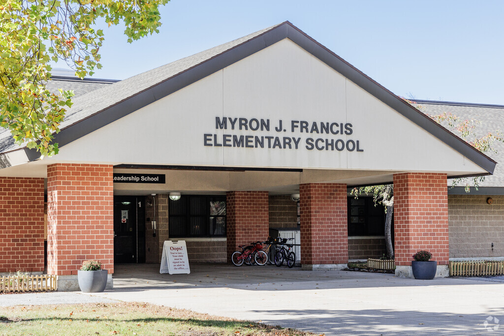 The Myron J. Francis Elementary School in Rumford, RI serves 400 students in the area.