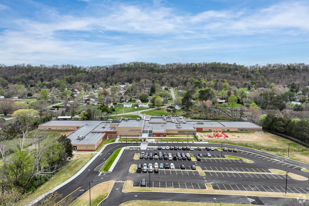 Adrian Burnett Elementary School scored a 4 out of 10 from Great Schools.