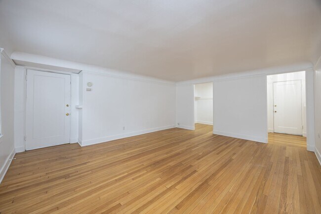 De Selm Apartments | Vintage Architecture with Fresh Modern Interiors, Seattle, WA 98112 - photo 5