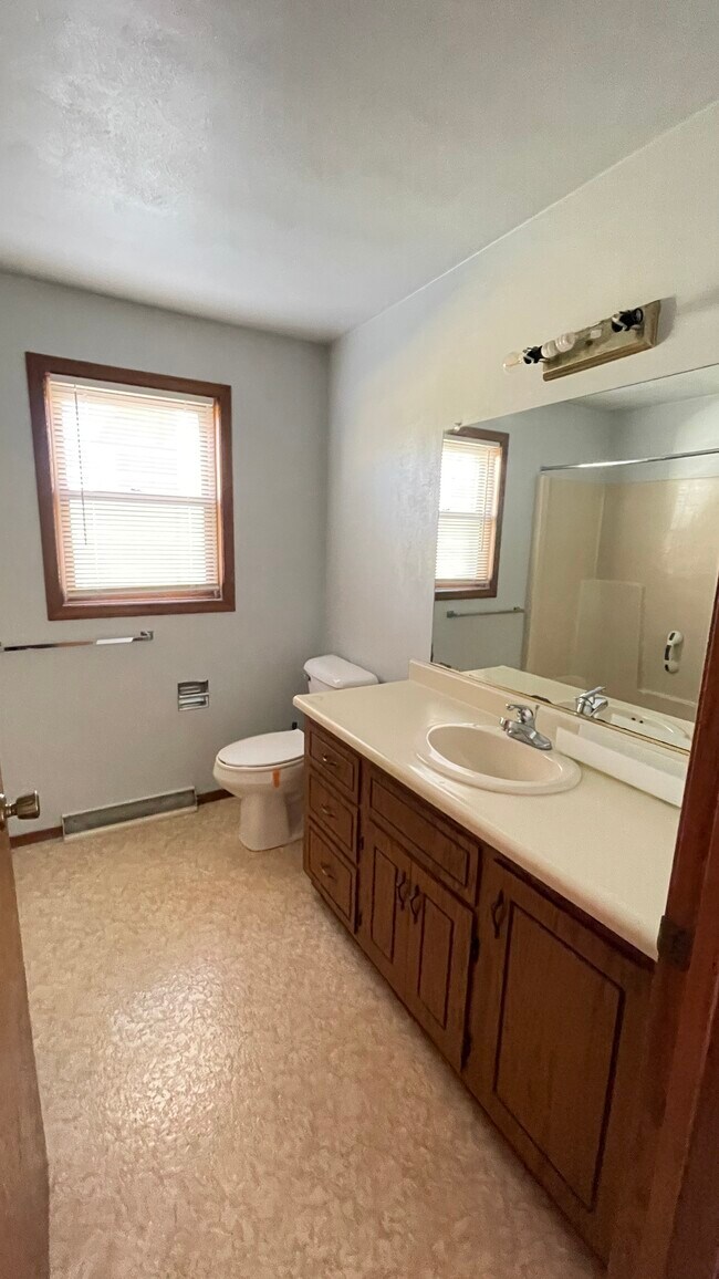 694 Trailsway Ln, Neenah, WI 54956 - photo 6