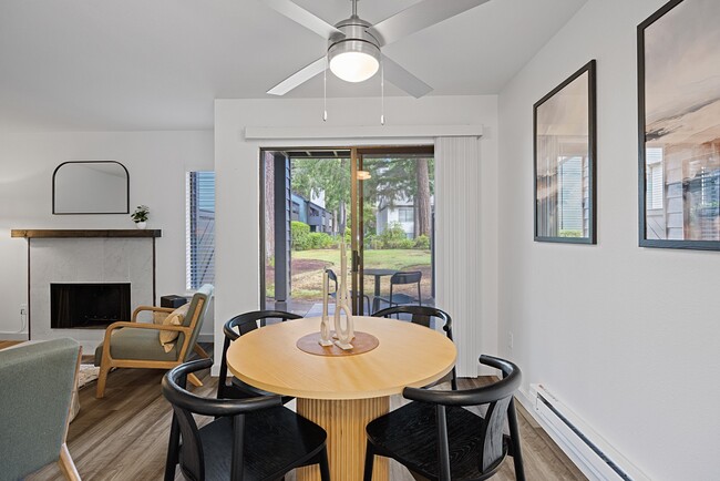 Dining Area at The Lakes in Bellevue, WA 98007
