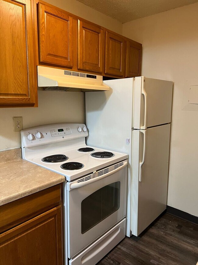 1/2 OFF 1ST MONTHS RENT!!! APPLY TODAY CHAD ESTATES, Des Moines, IA 50322 - photo 2