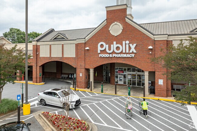 A convenient Publix Supermarket is situated at King Plaza in Saddle Creek.