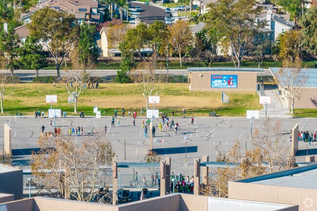 Harada Elementary School challenges and encourages children to learn.