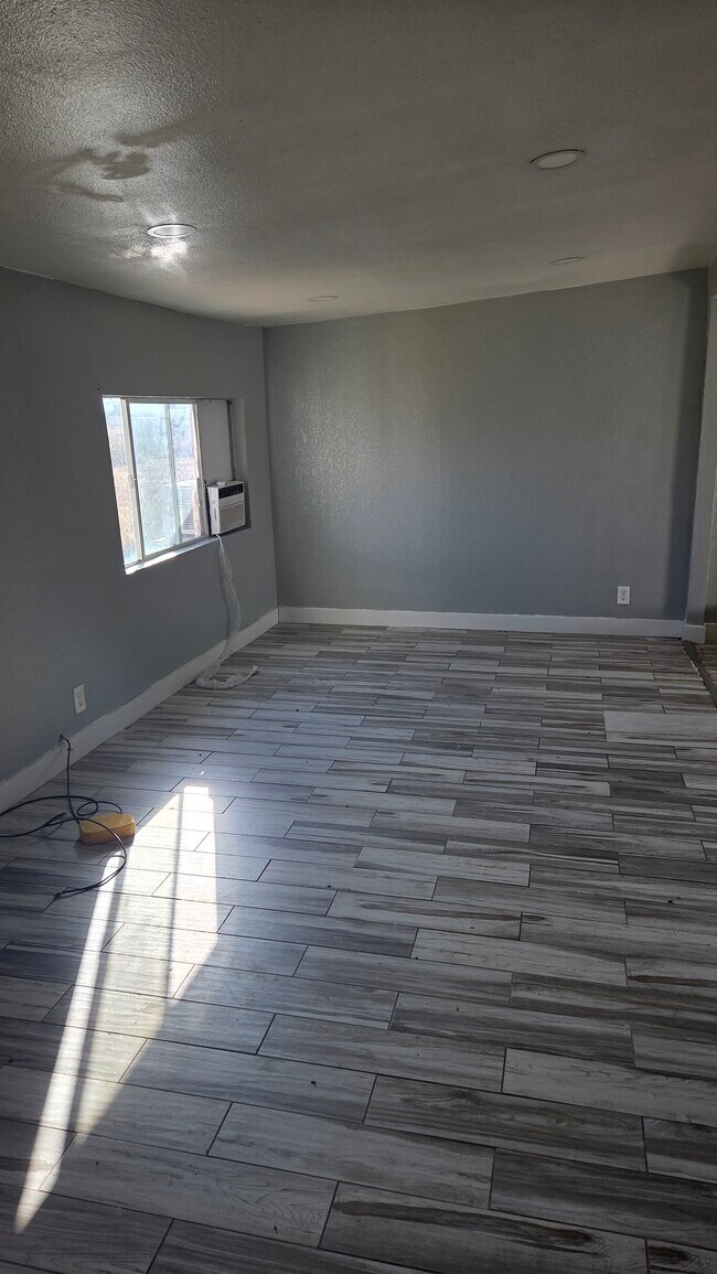 8714 W Avenue e4, Lancaster, CA 93536 - photo 2