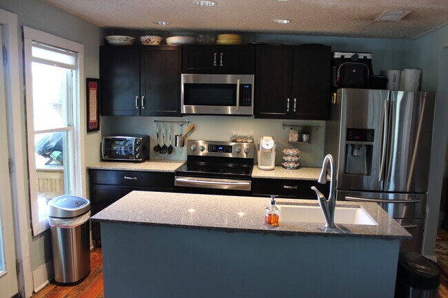 1822 W 35th St unit Bradz Upstairs, Austin, TX 78703 - photo 4