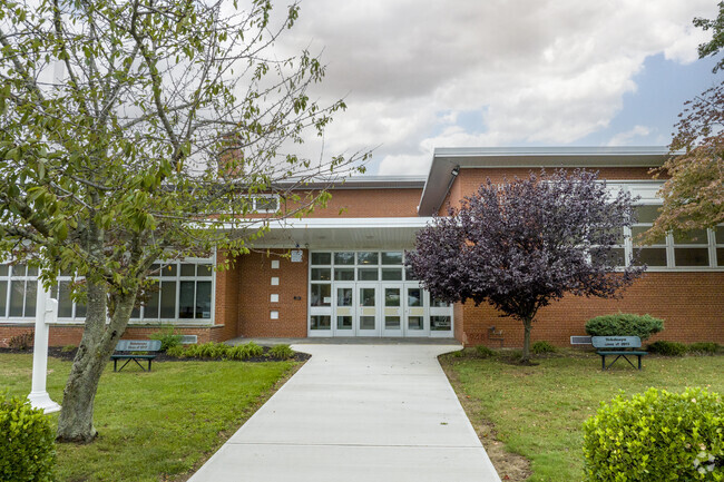 Bellmore's John G. Dinkelmeyer Elementary School has 391 students with a ratio of 13:1.