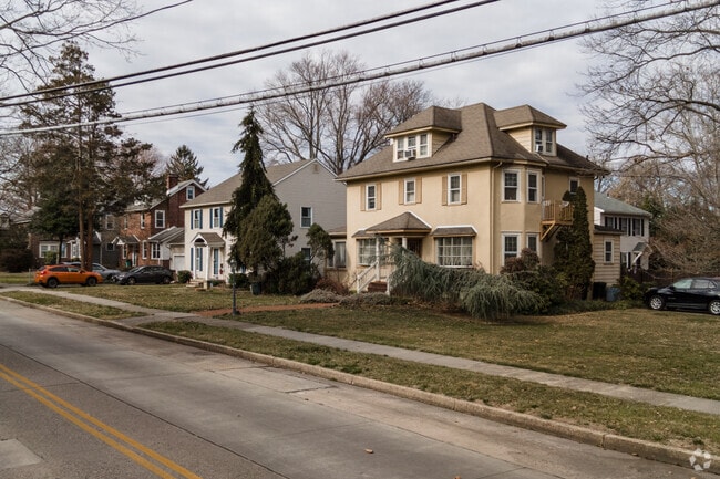 Houses in Oaklyn often have large front yards.