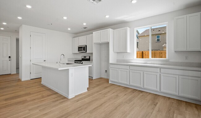 1056 Carson River Ct, Lathrop, CA 95330 - photo 7