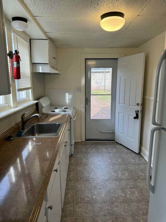 635 Chestnut St unit 1, Pottstown, PA 19464 - photo 3