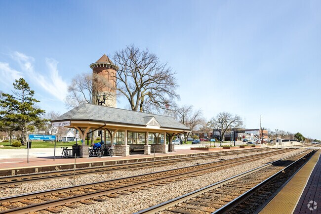 The Western Springs Metra Station, located in Forest Hill, offers an opportunity for excursions.